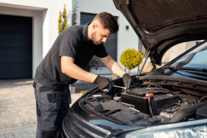 La correcta conexión de la batería del coche es vital para su rendimiento. Consigue una instalación y mantenimiento eficiente en casa el mismo día.